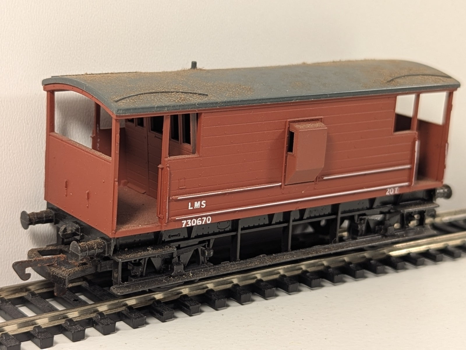 Dapol B2 20-Ton Goods Brake Van 730670 LMS Brown (OO Gauge)