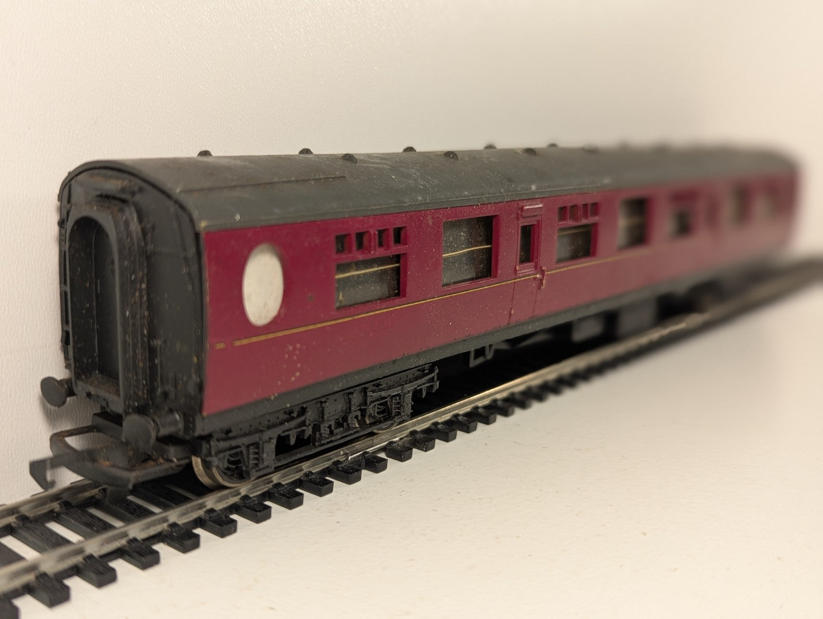 Hornby OO Gauge British Railways Composite Coach BR Maroon