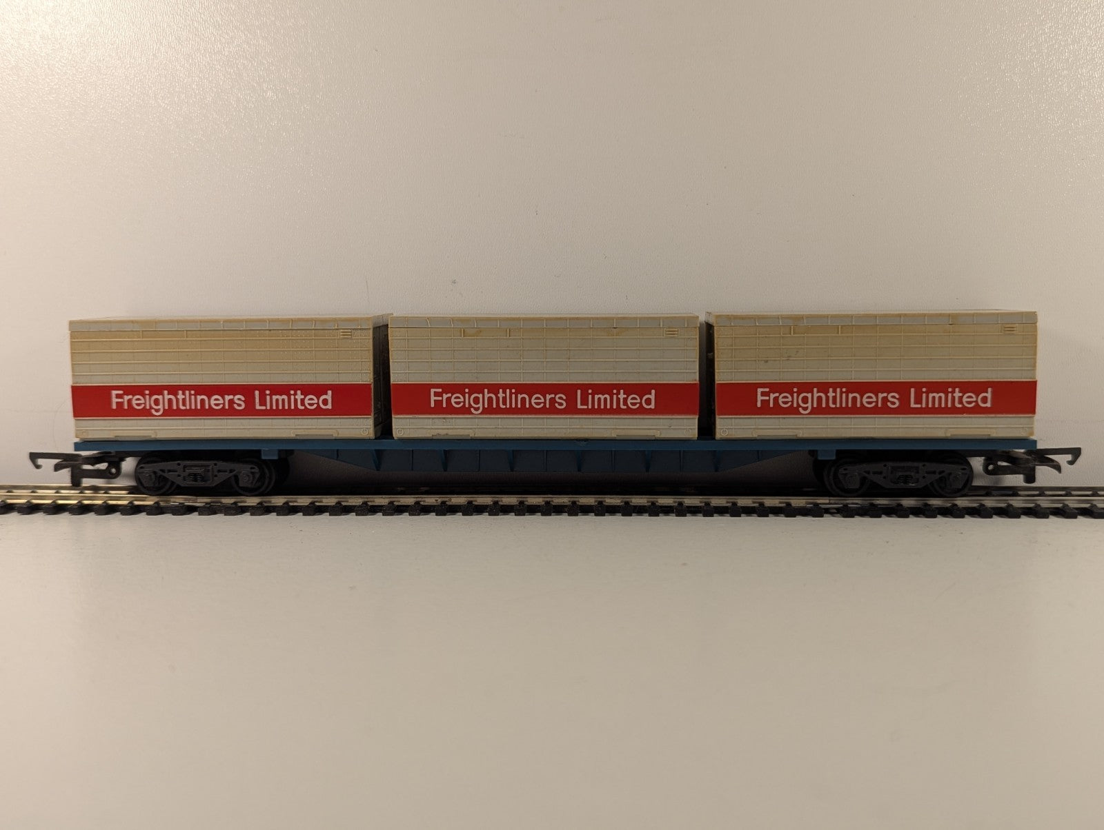 Hornby OO Gauge Freightliner Flat Wagon with Three Containers