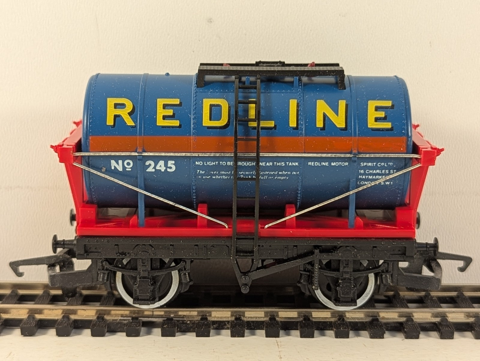 Hornby OO Gauge Redline Tank Wagon 245 R.129