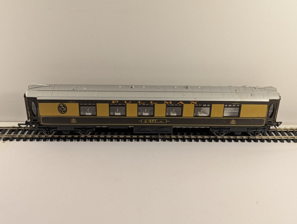 Hornby R229 OO Gauge Pullman Coach "Sheila" - Damaged Name Decals