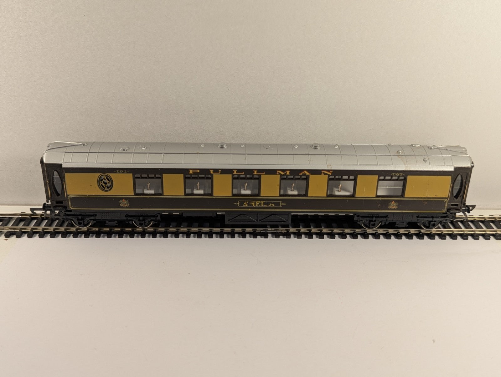 Hornby R229 OO Gauge Pullman Coach "Sheila" - Damaged Name Decals