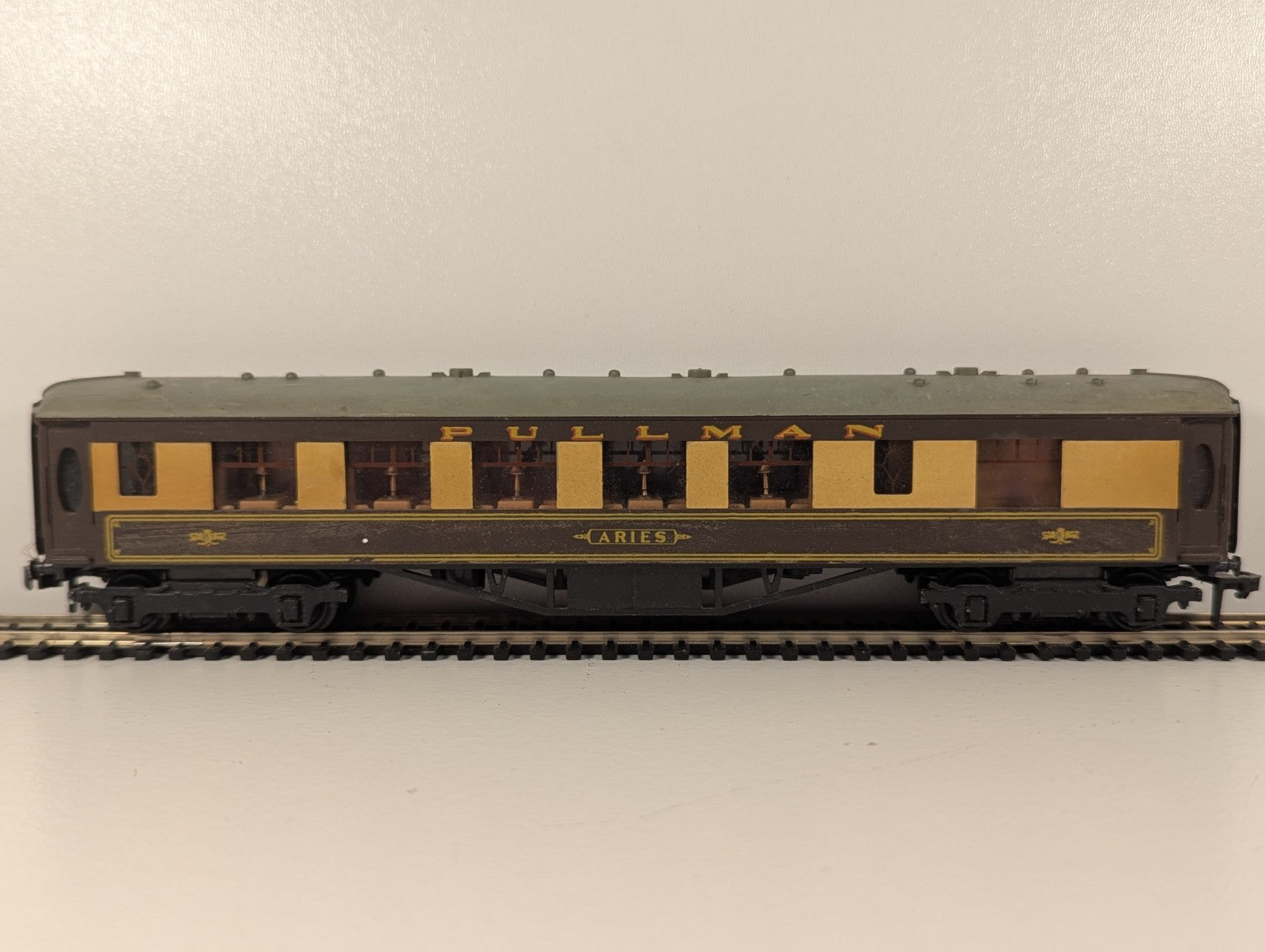 Hornby Dublo 4035 OO Gauge Pullman 1st Class Coach “Aries”