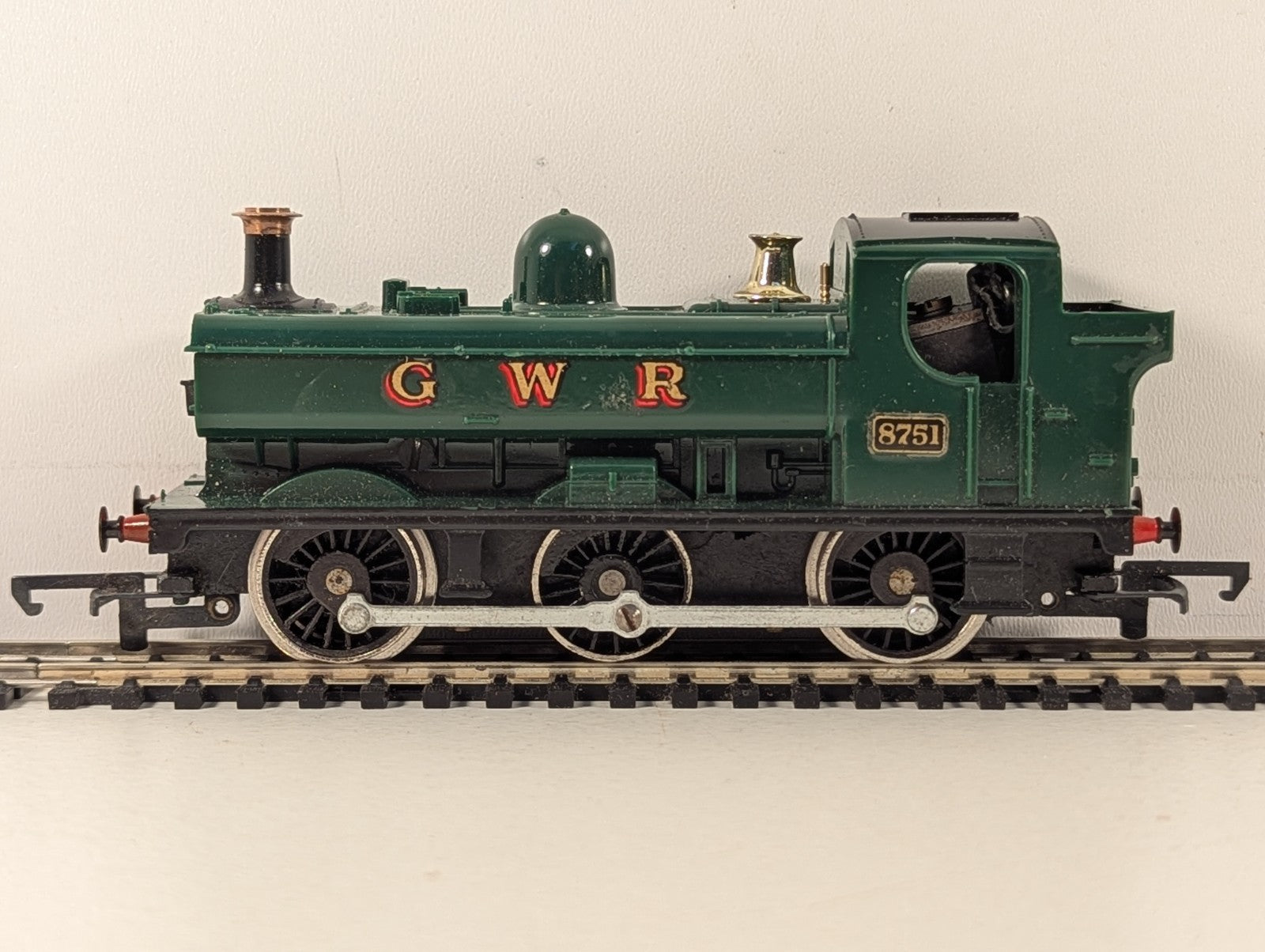 Hornby OO Gauge GWR Pannier Tank 8751 Steam Locomotive - GWR Green