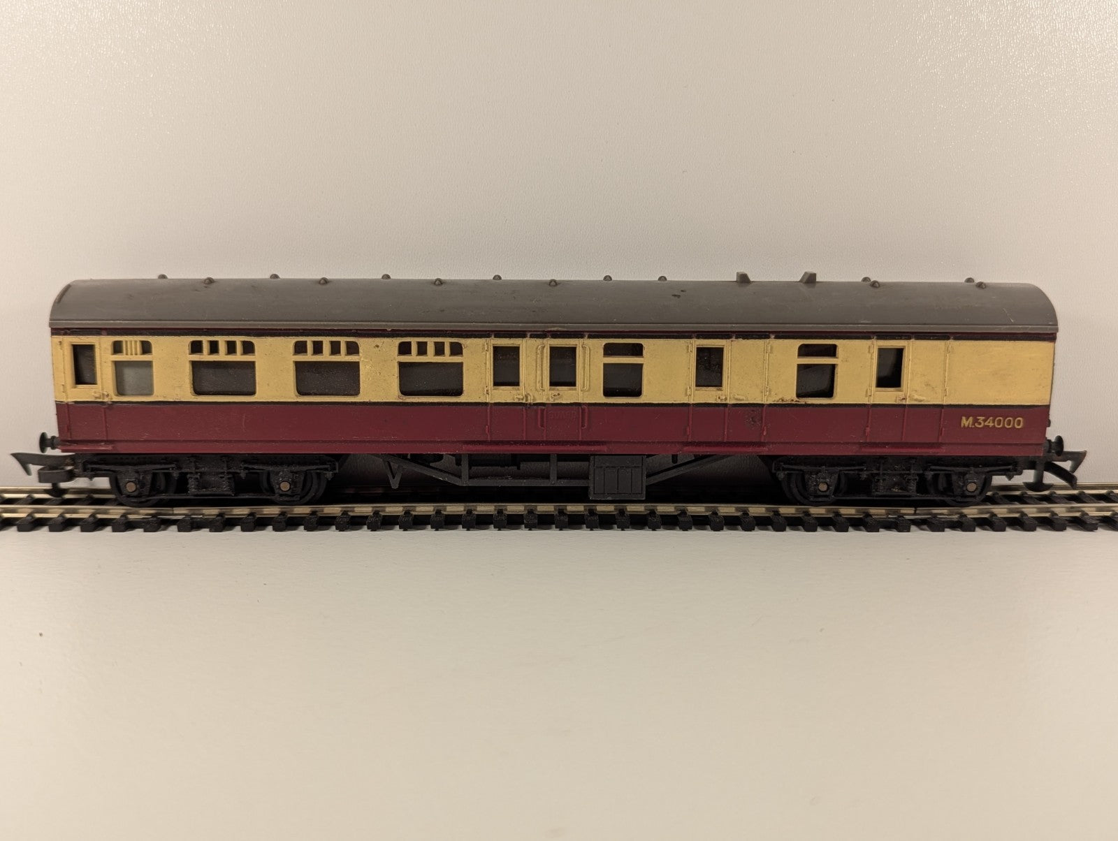 Tri-ang R28 – BR Main Line Brake Second Coach (Crimson & Cream, M34000, OO Gauge