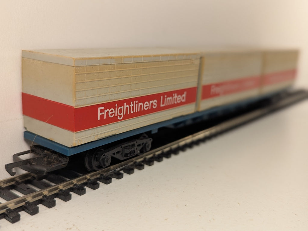 Hornby OO Gauge Freightliner Flat Wagon with Three Containers