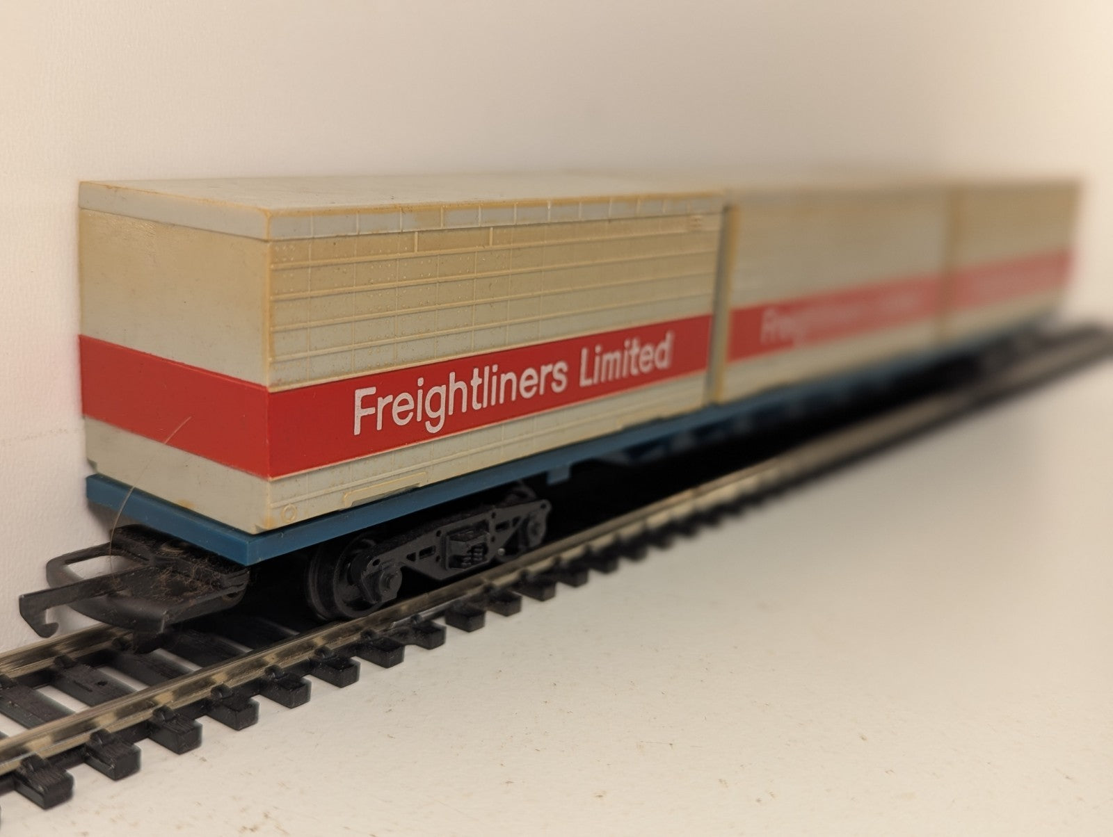 Hornby OO Gauge Freightliner Flat Wagon with Three Containers