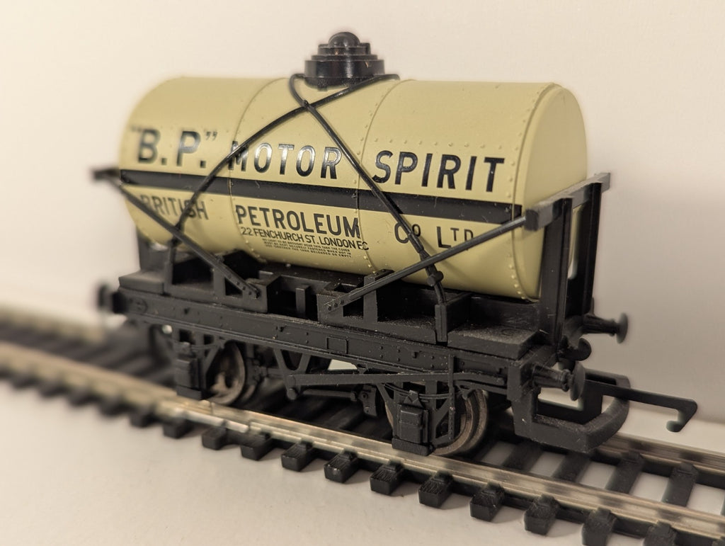 Hornby R1097 “BP Motor Spirit” Tank Wagon – Train Set Split