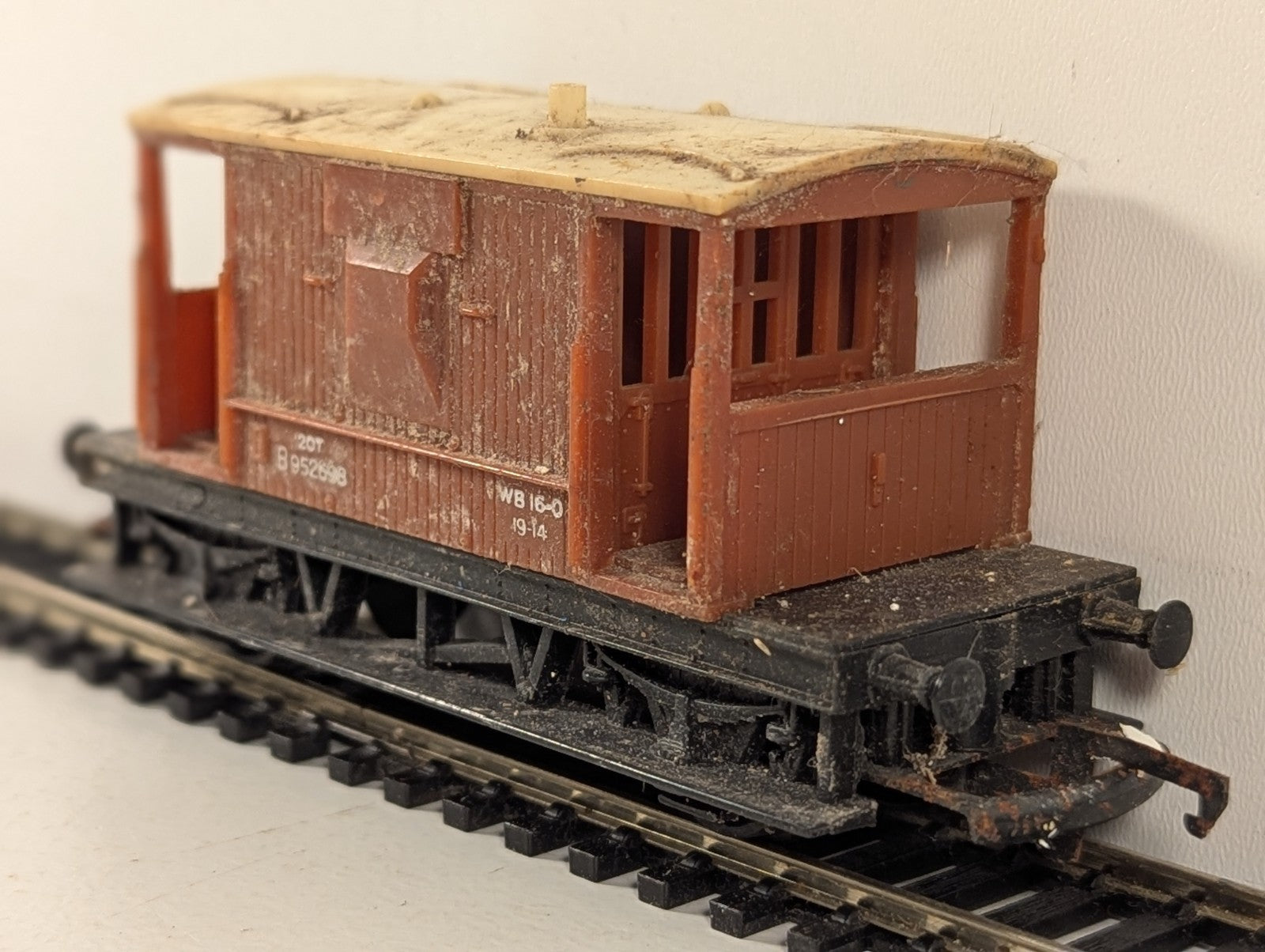 Tri-ang OO Gauge BR 20 Ton Goods Brake Van B952698 BR Bauxite