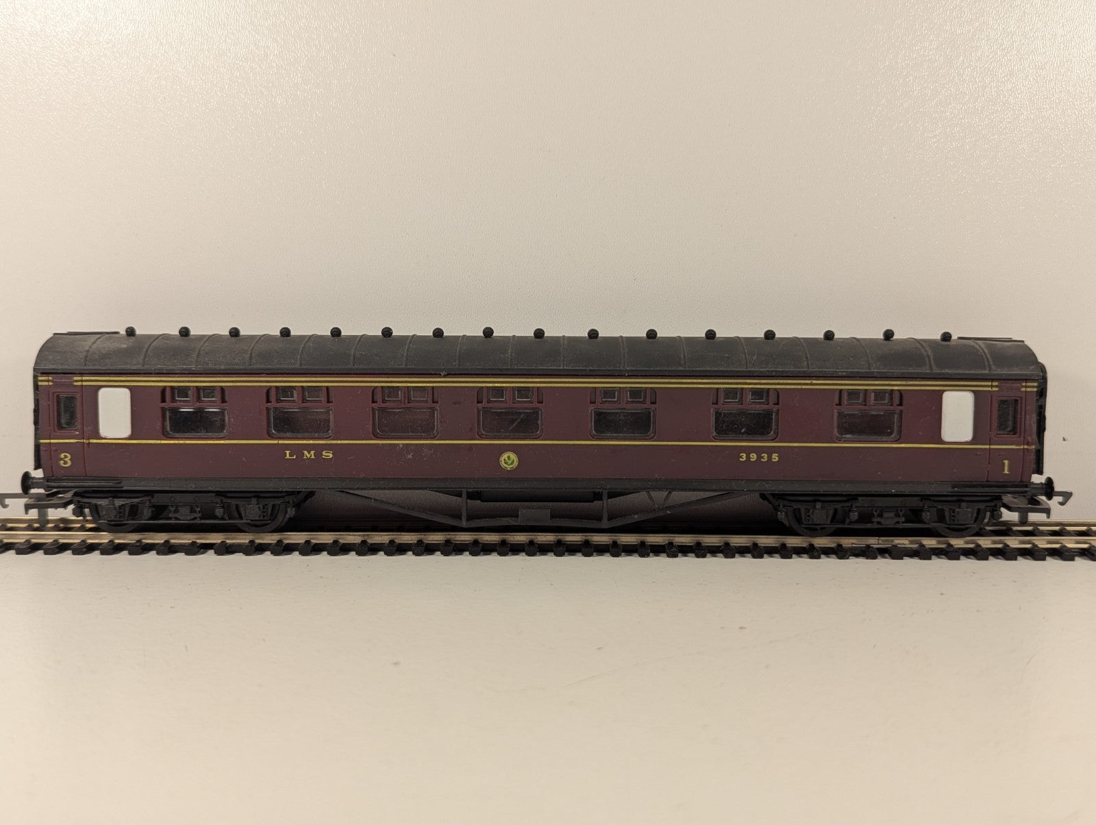 Airfix GMR 54202 OO Gauge LMS Stanier Composite Corridor Coach