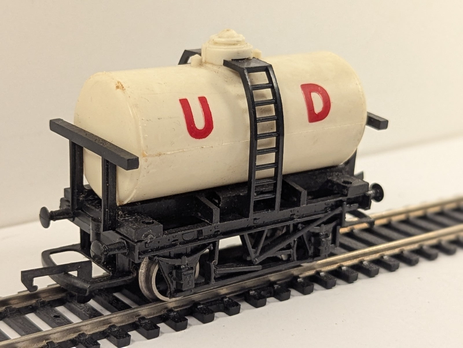 Tri-ang OO Gauge R125 United Dairies UD Milk Tank Wagon