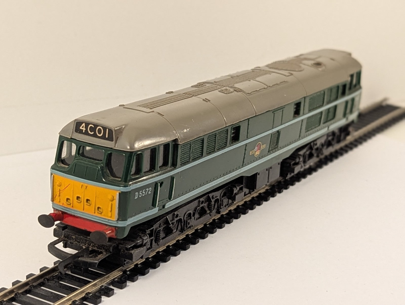 Tri-ang Hornby Class 31 D5572 BR Green Diesel Locomotive OO Gauge - Boxed