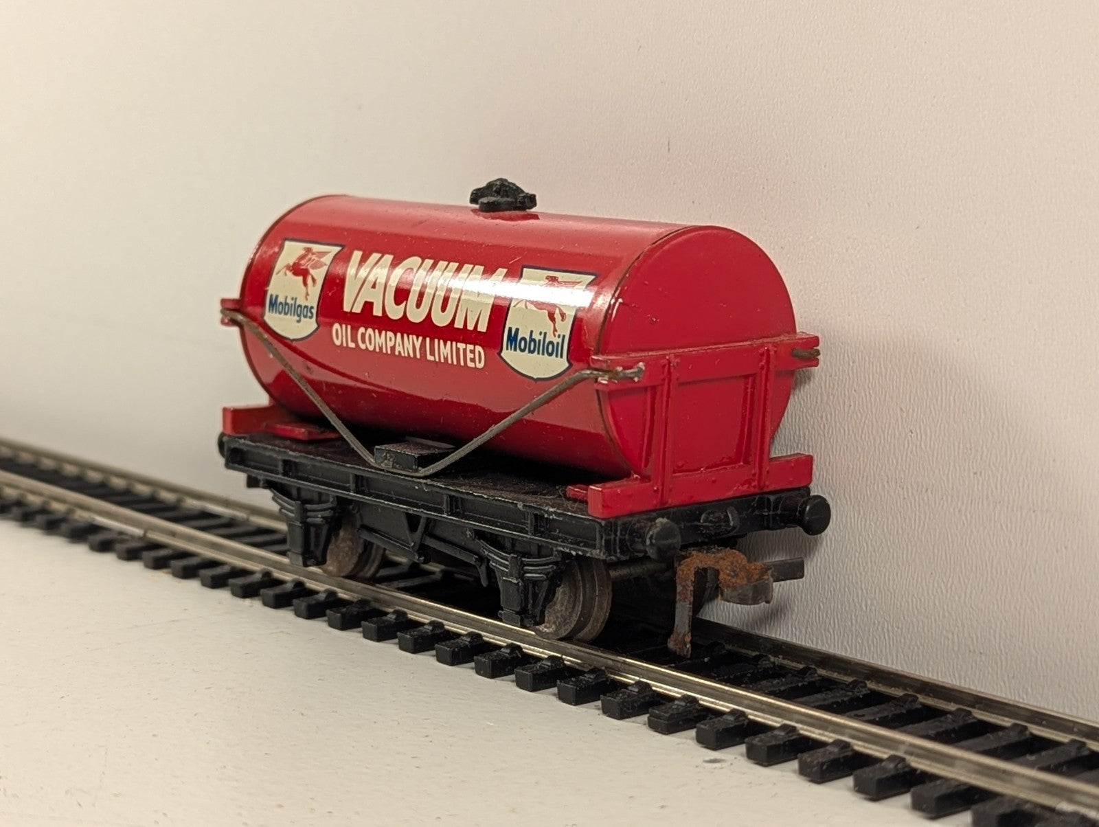 Hornby Dublo 32083 OO Gauge D1 Vacuum Oil Co Ltd Tank Wagon - Boxed