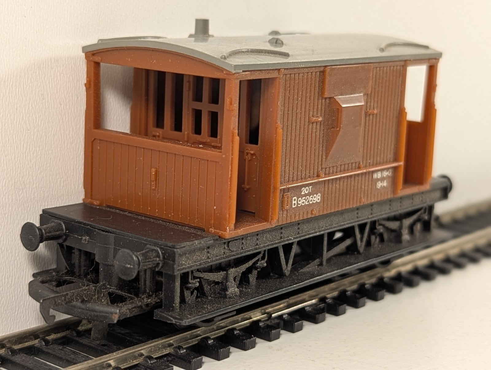 Tri-ang Hornby R636 OO Gauge BR Brake Van - Boxed but box is damaged