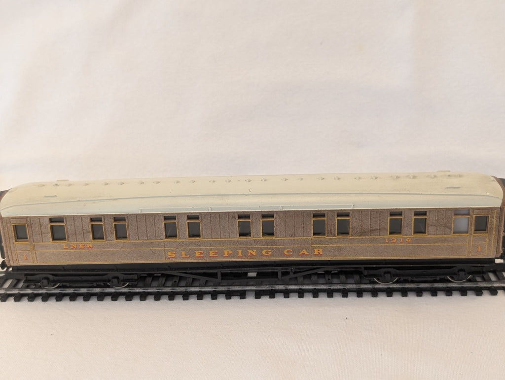 Hornby R430 OO Gauge LNER Sleeping Car No. 1237