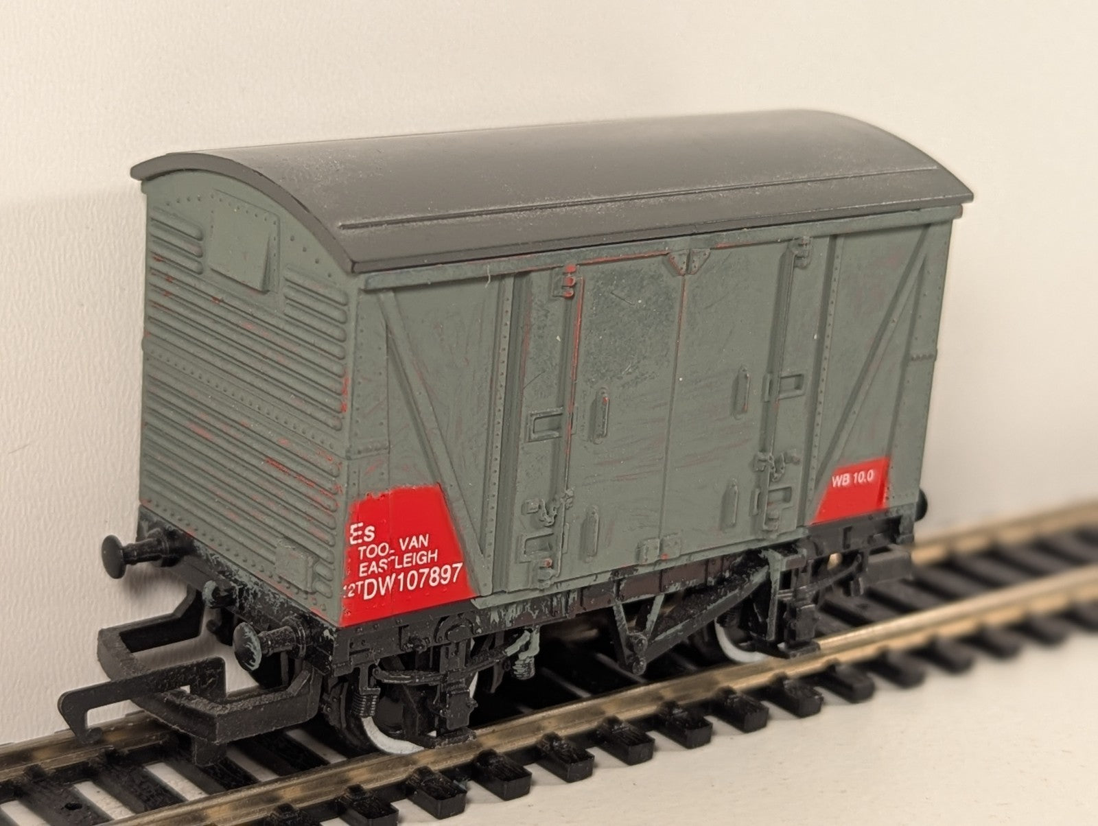 Hornby OO Gauge Eastleigh Tool Van No. DW107897 – Repainted