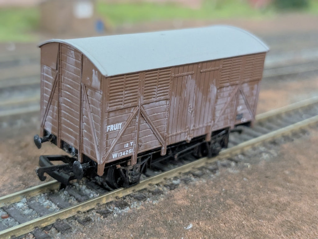 Dapol B098 12 Ton Fruit Vent Van W134251 Brown Wagon