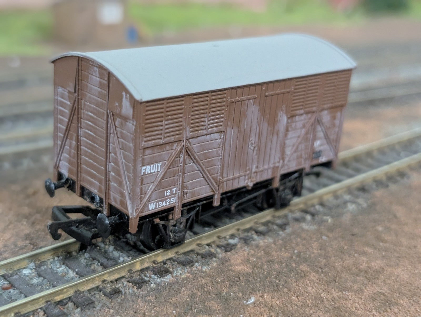Dapol B098 12 Ton Fruit Vent Van W134251 Brown Wagon