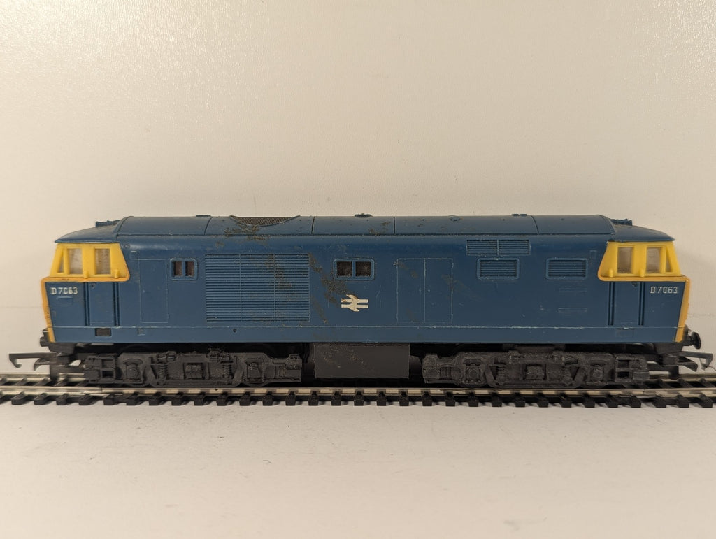 Hornby OO Gauge Class 35 Hymek Locomotive D7063 BR Blue R758 Spares or Repair