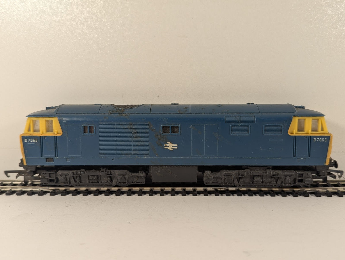 Hornby OO Gauge Class 35 Hymek Locomotive D7063 BR Blue R758 Spares or Repair