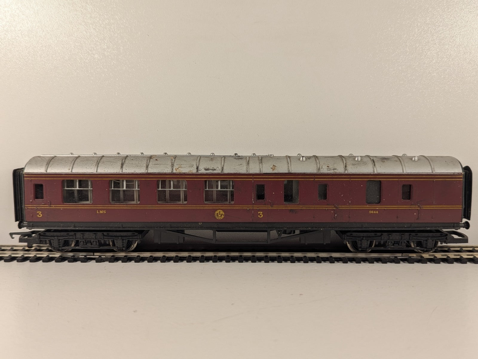 Hornby R475 OO Gauge LMS Brake 3rd Coach Crimson Lake