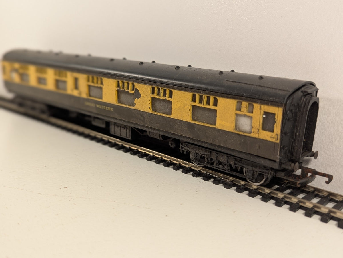 Hornby OO Gauge GWR 3rd Class Composite Coach (Chipped Paint)