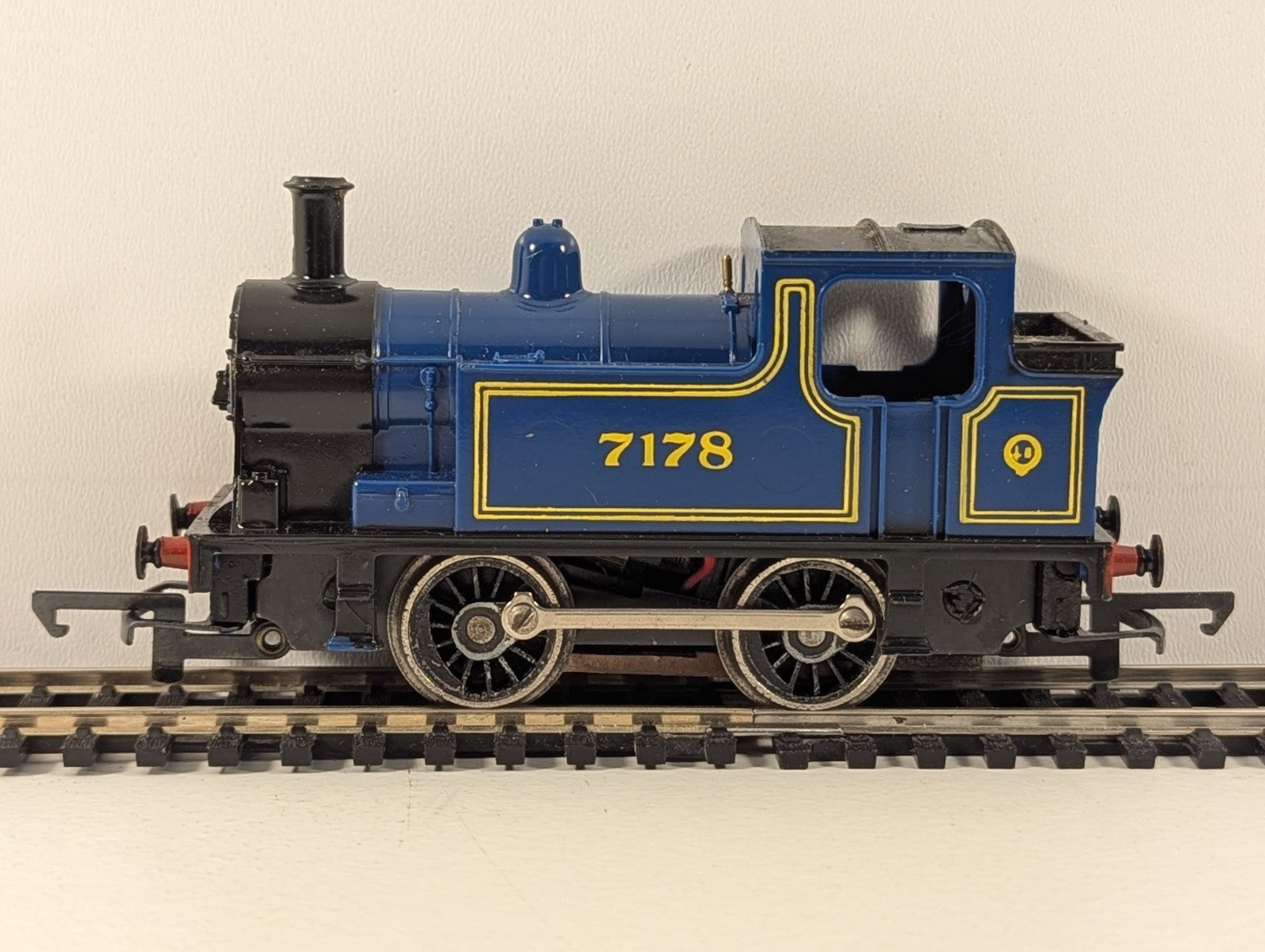 Hornby R255 OO Gauge 0-4-0 Industrial Tank Loco 7178