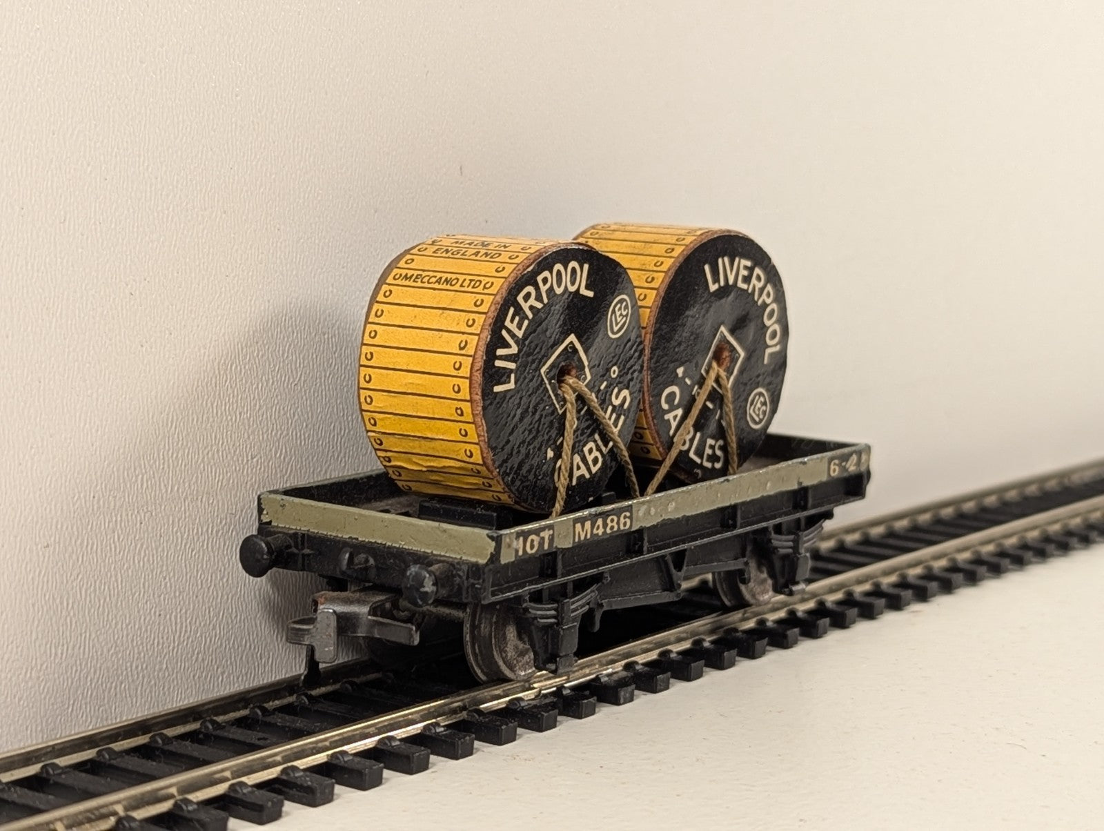 Hornby Dublo 32086 OO Gauge Grey D1 Low-Sided Wagon with Cable Drums - Boxed
