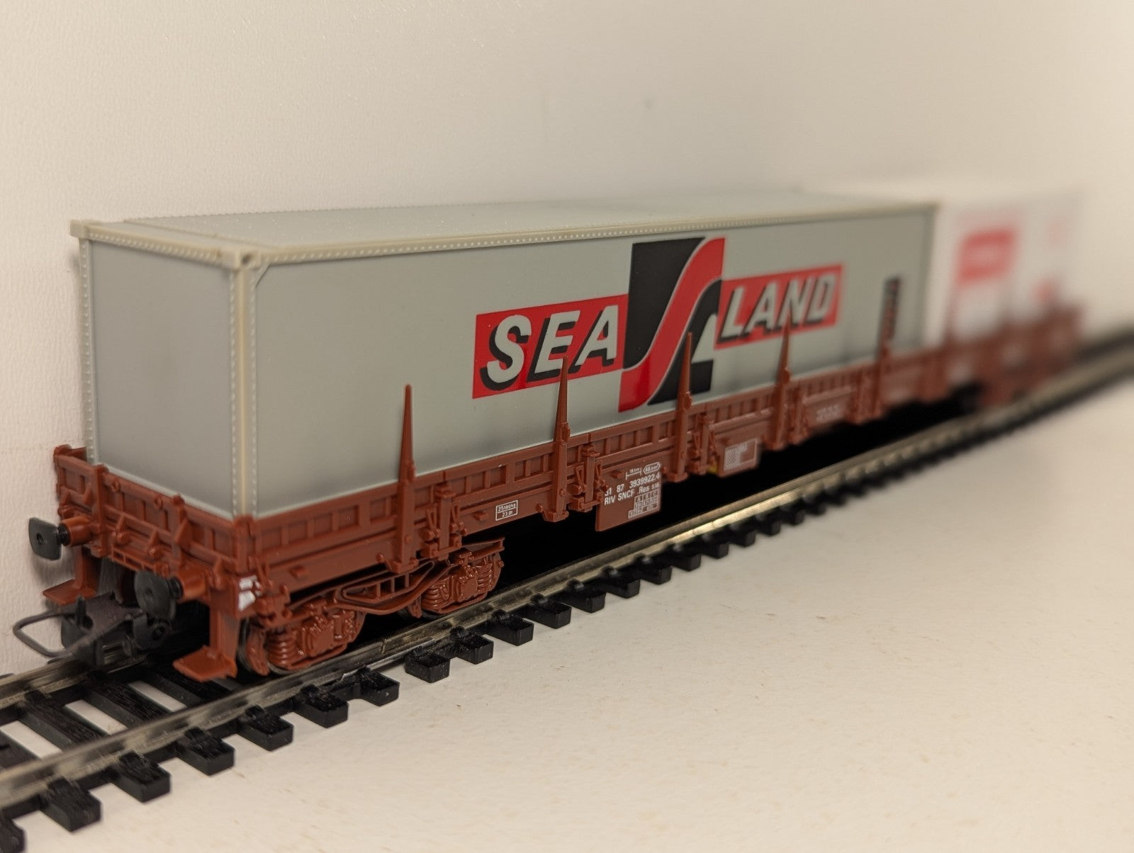 Jouef HO Gauge Bogie Flat Wagon with Findus and Sea-Land Containers