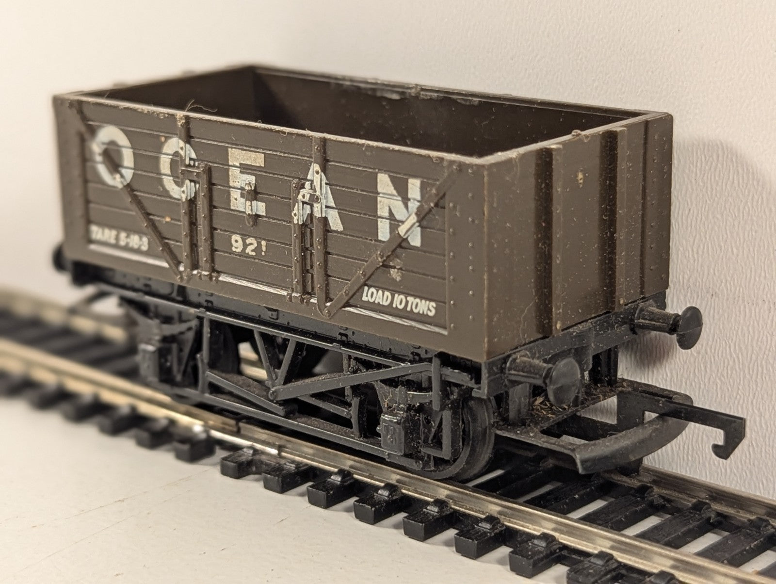 Hornby R204 OO Gauge Ocean 7 Plank Wagon - Wrong Box