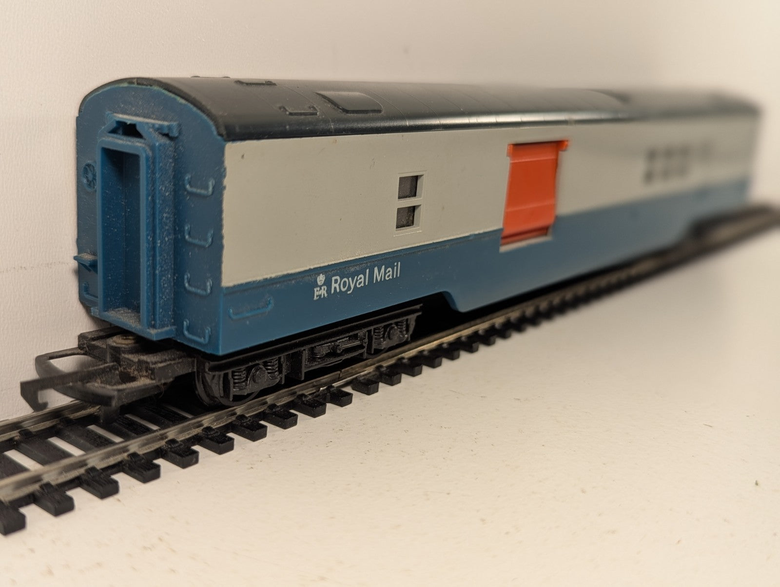 Tri-ang OO Gauge Operating Royal Mail TPO Coach Passenger Coach