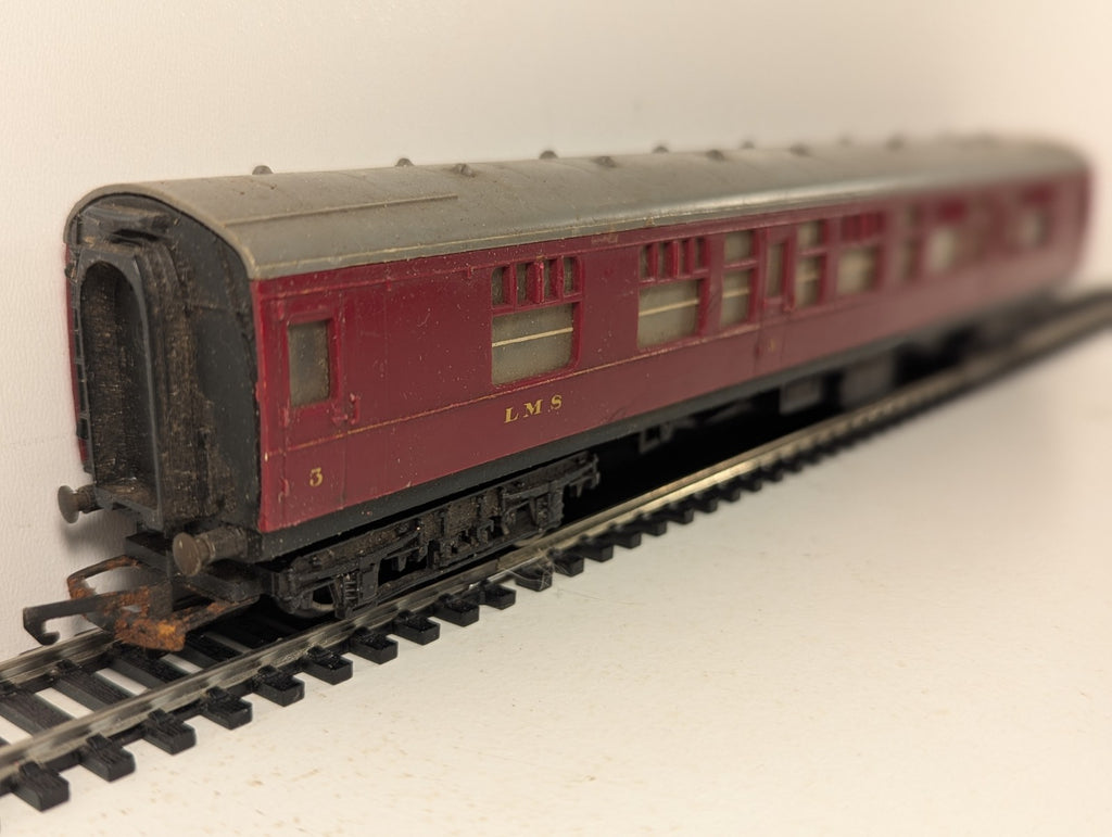 Hornby OO Gauge LMS Composite Coach Passenger Coach 2257 LMS Maroon