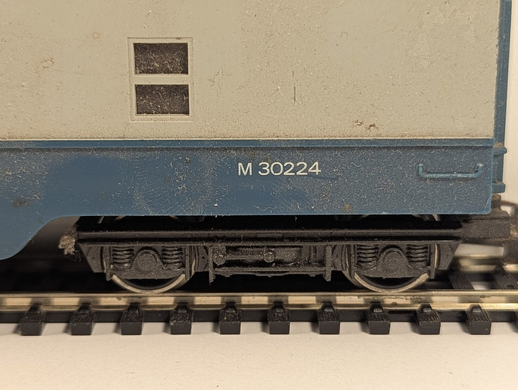 Hornby Railways OO Gauge Operating Royal Mail Coach Passenger Coach M 30224