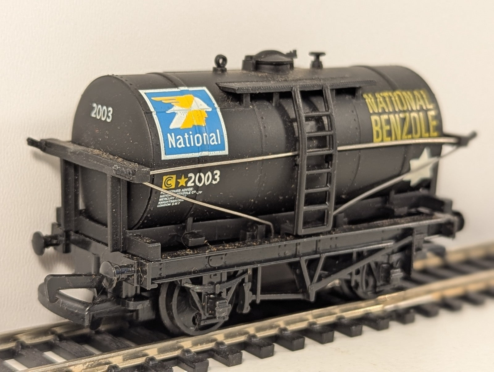 Mainline Railways 37-146 OO Gauge National Benzole Tank Wagon
