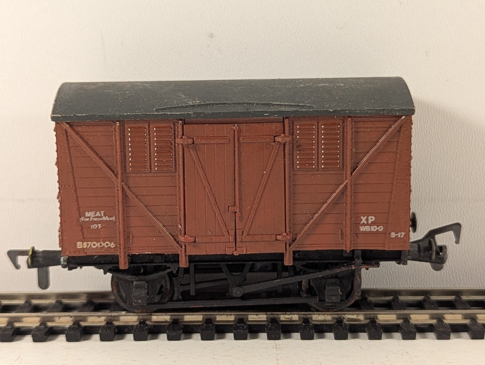 Airfix OO Gauge BR 10t Meat Van Goods Wagon B870006 BR Bauxite 5430