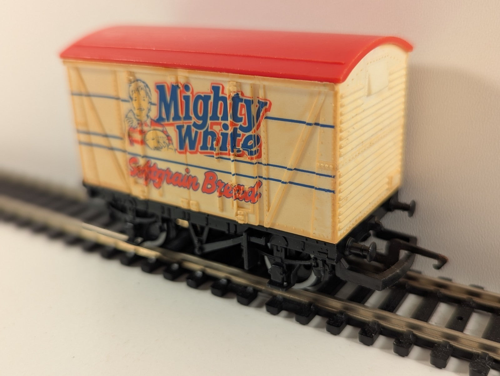 Hornby R726 OO Gauge Mighty White Softgrain Bread Closed Van