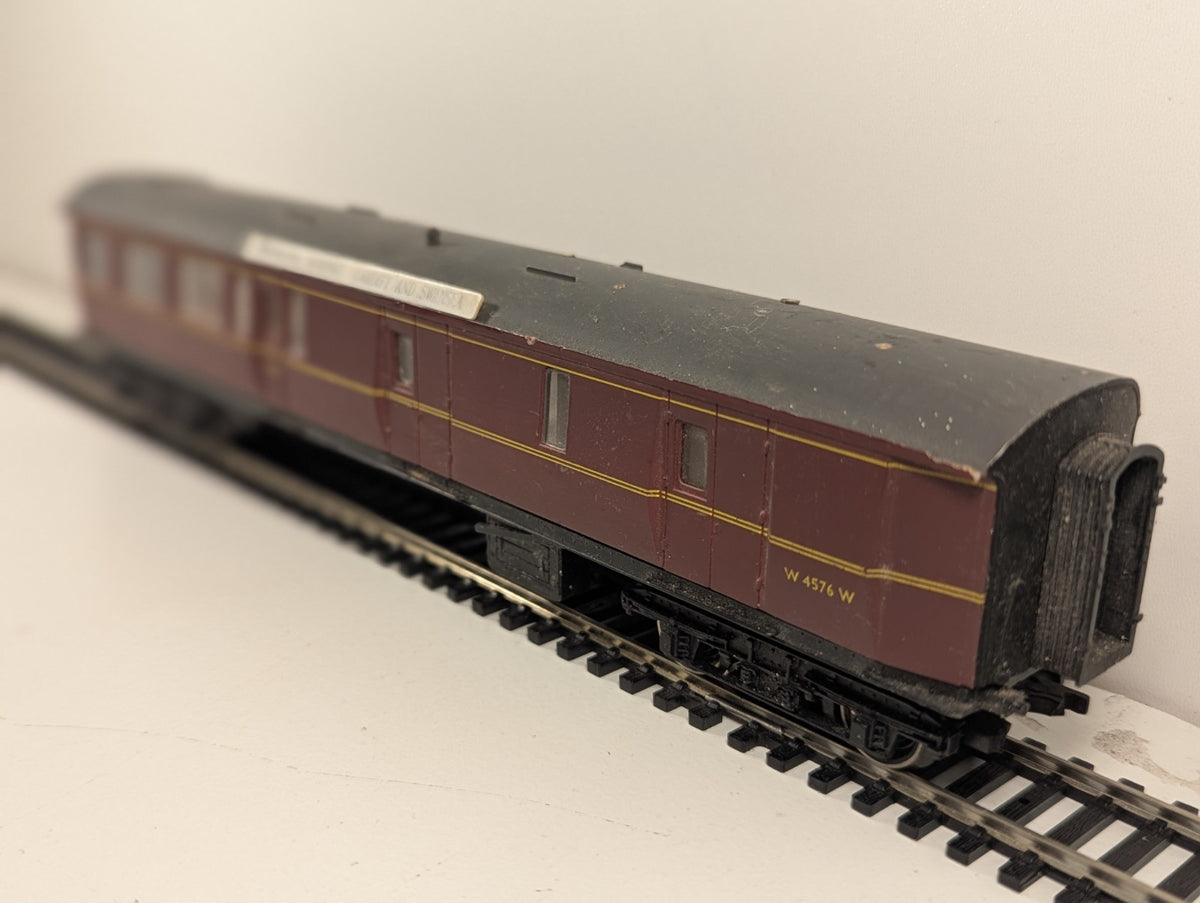 Airfix 54210 OO Gauge BR Maroon Centenary Brake Coach W4576W – Damaged