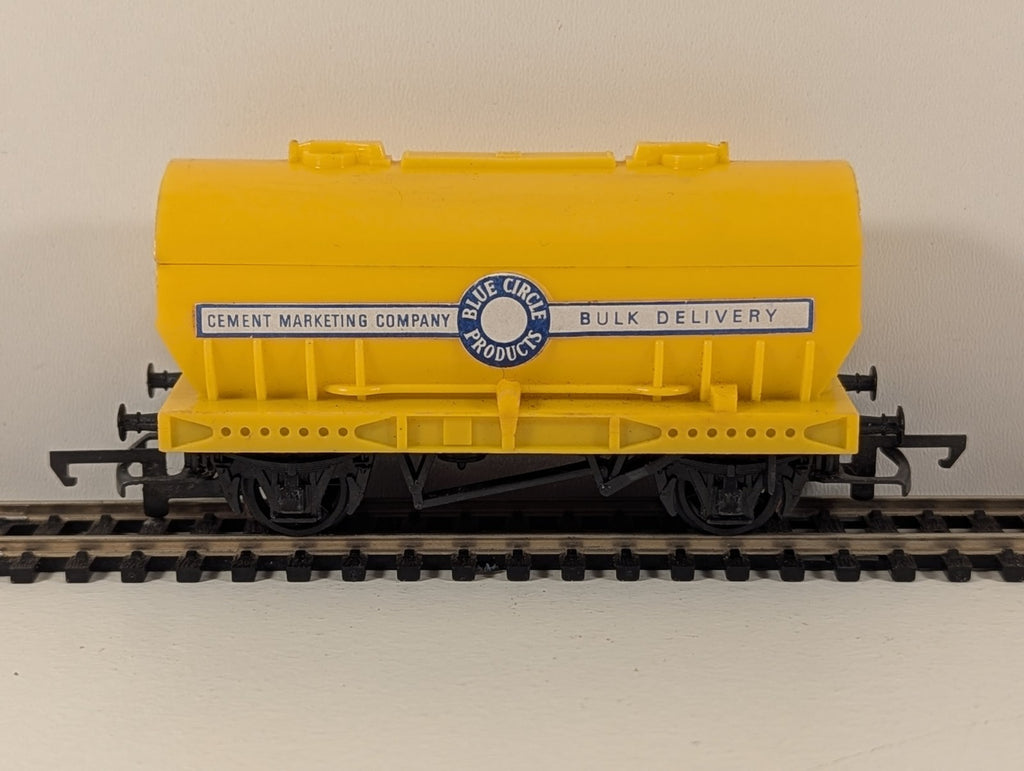 Hornby R564 / Tri-ang OO Gauge PCV Cemflo Cement Wagon – Blue Circle (Yellow)