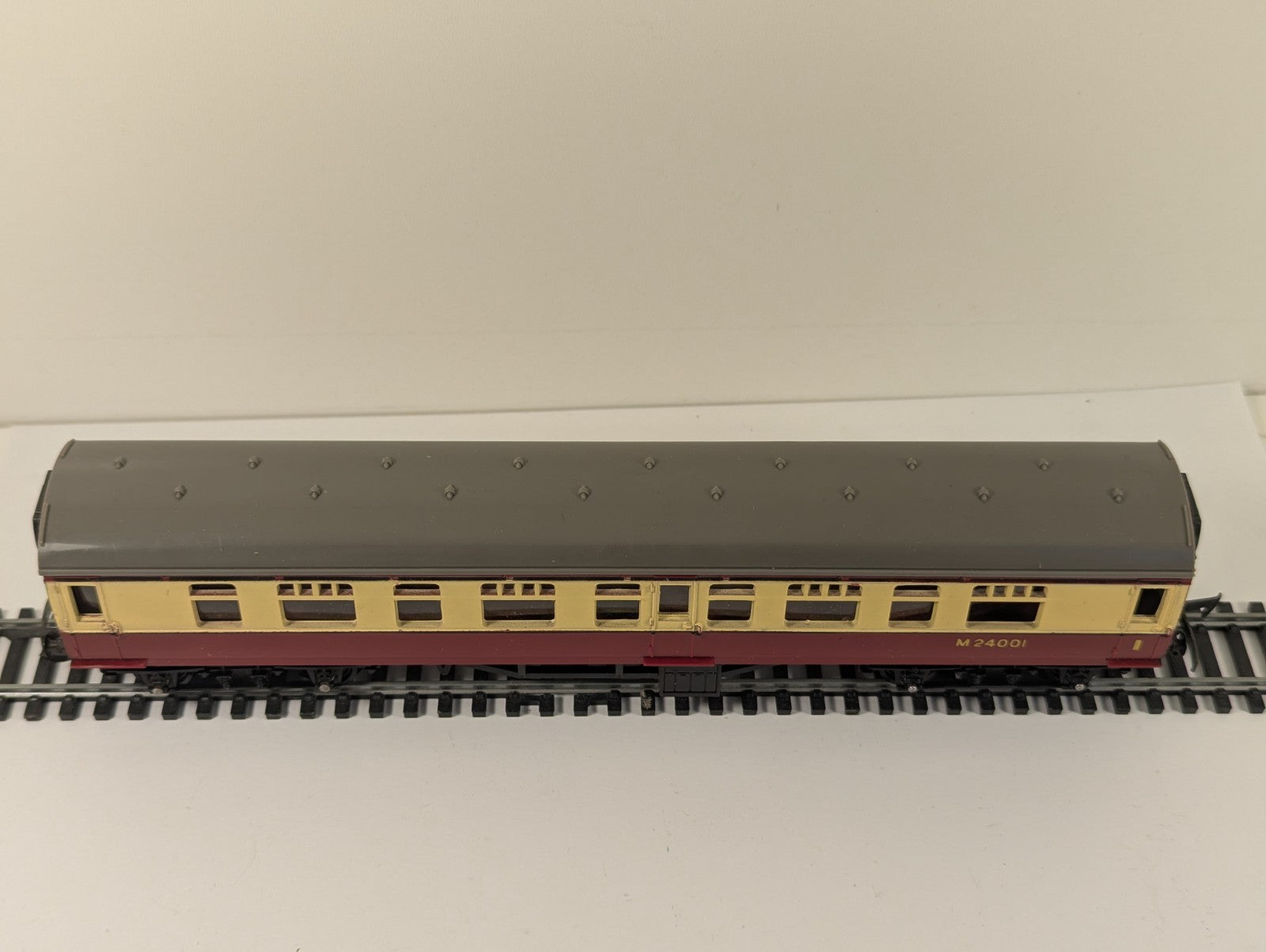 Tri-ang OO Gauge BR 1st&3rd Composite Coach Cream & Maroon - Boxed