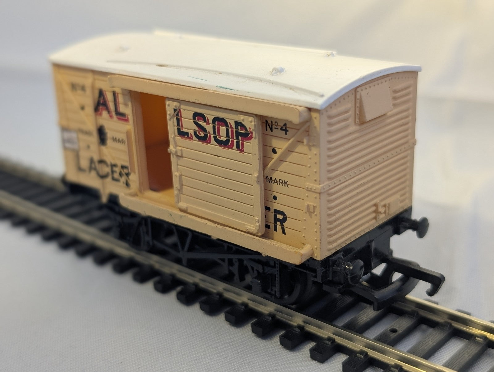 Mainline 37138 12T Single Vent Van “Allsopp's”