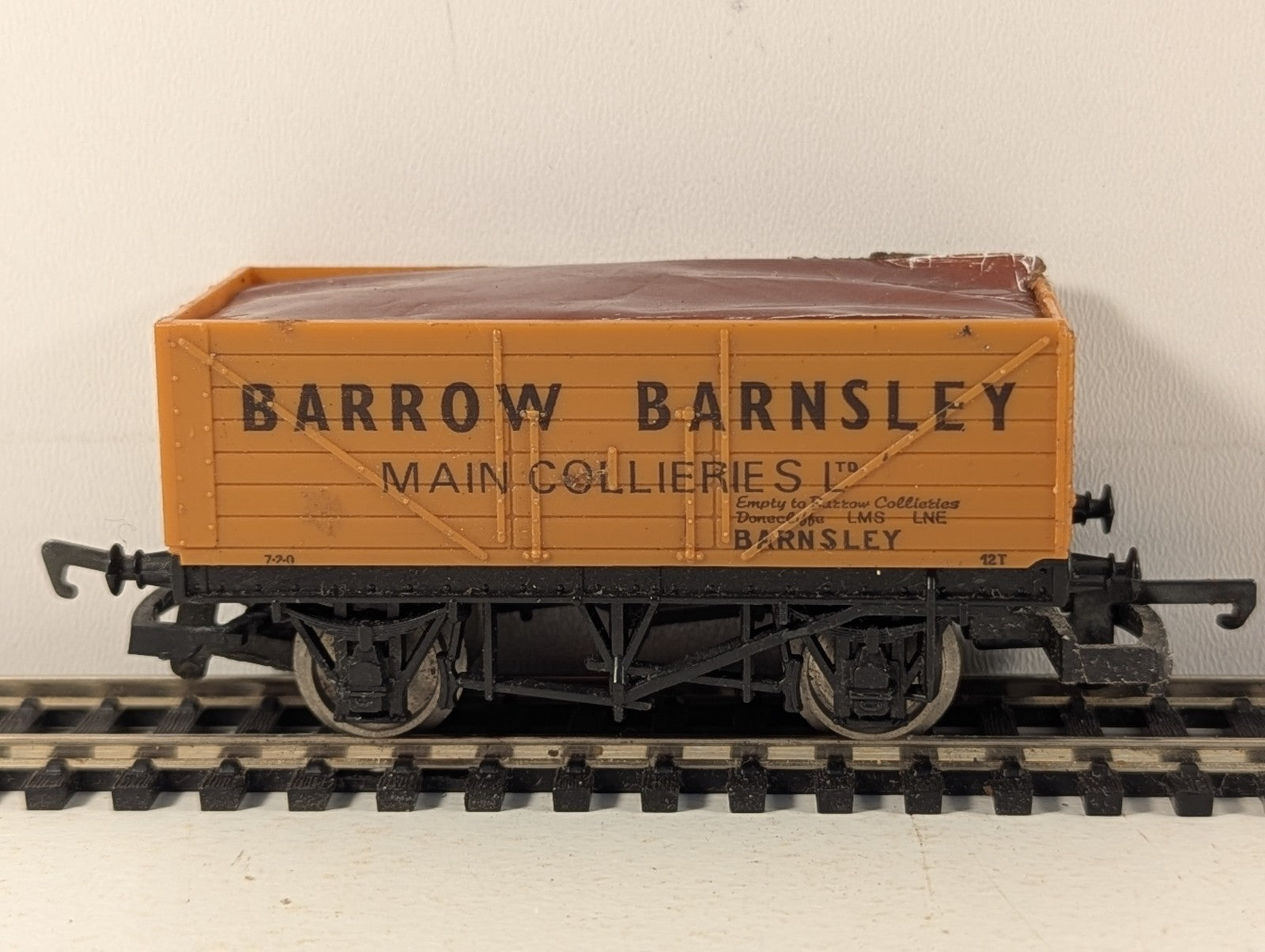 Lima OO Gauge 7-Plank Wagon Barrow Barnsley Goods Wagon