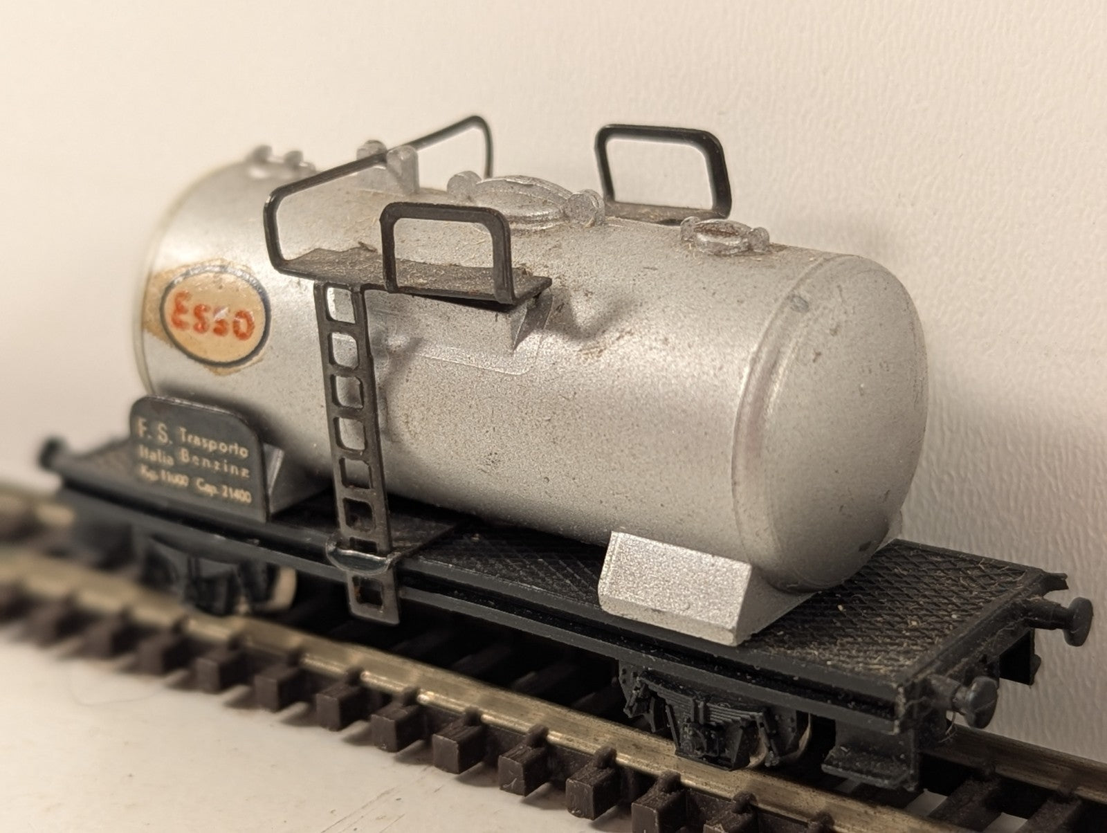 Lima MicroModels N Gauge Esso Tank Wagon - Missing Coupler