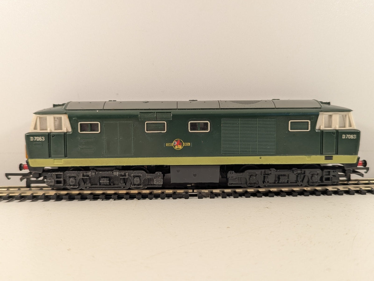 Tri-ang Hornby OO Gauge Class 35 Hymek Locomotive D7063 BR Green R758
