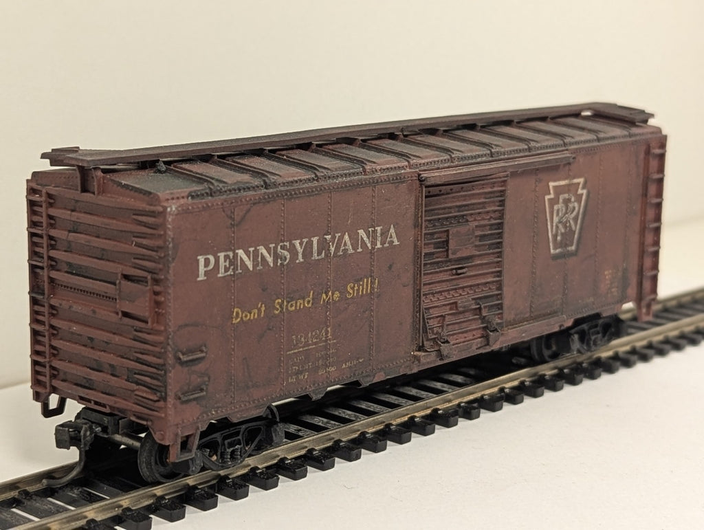 Walthers Mainline 2261 HO Gauge PRR 40ft AAR Boxcar – Weathered Faults
