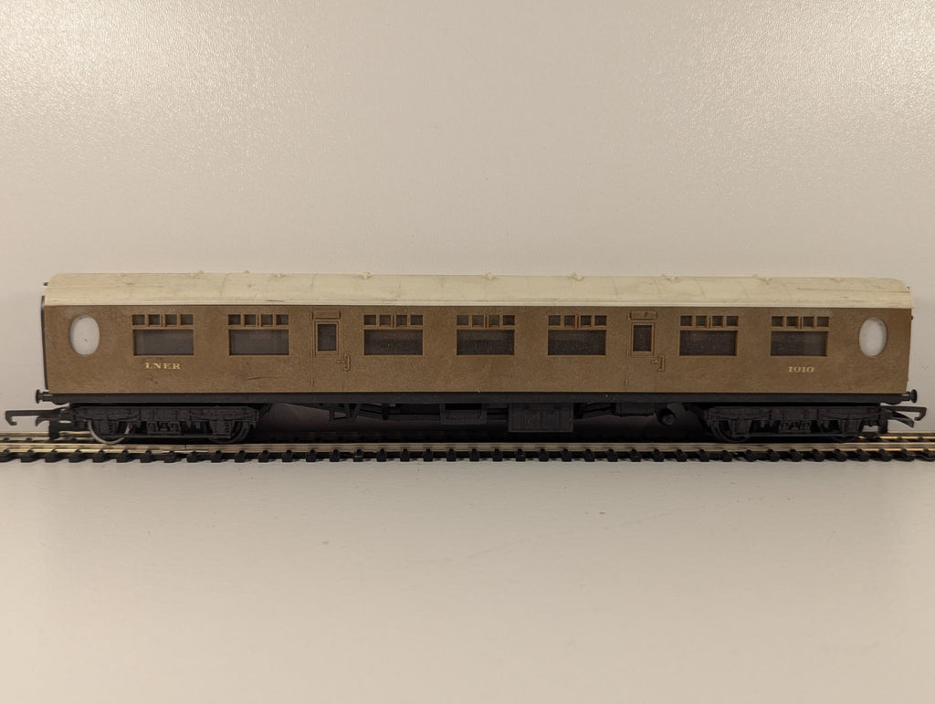 Tri-ang OO Gauge LNER Teak Composite Third Coach