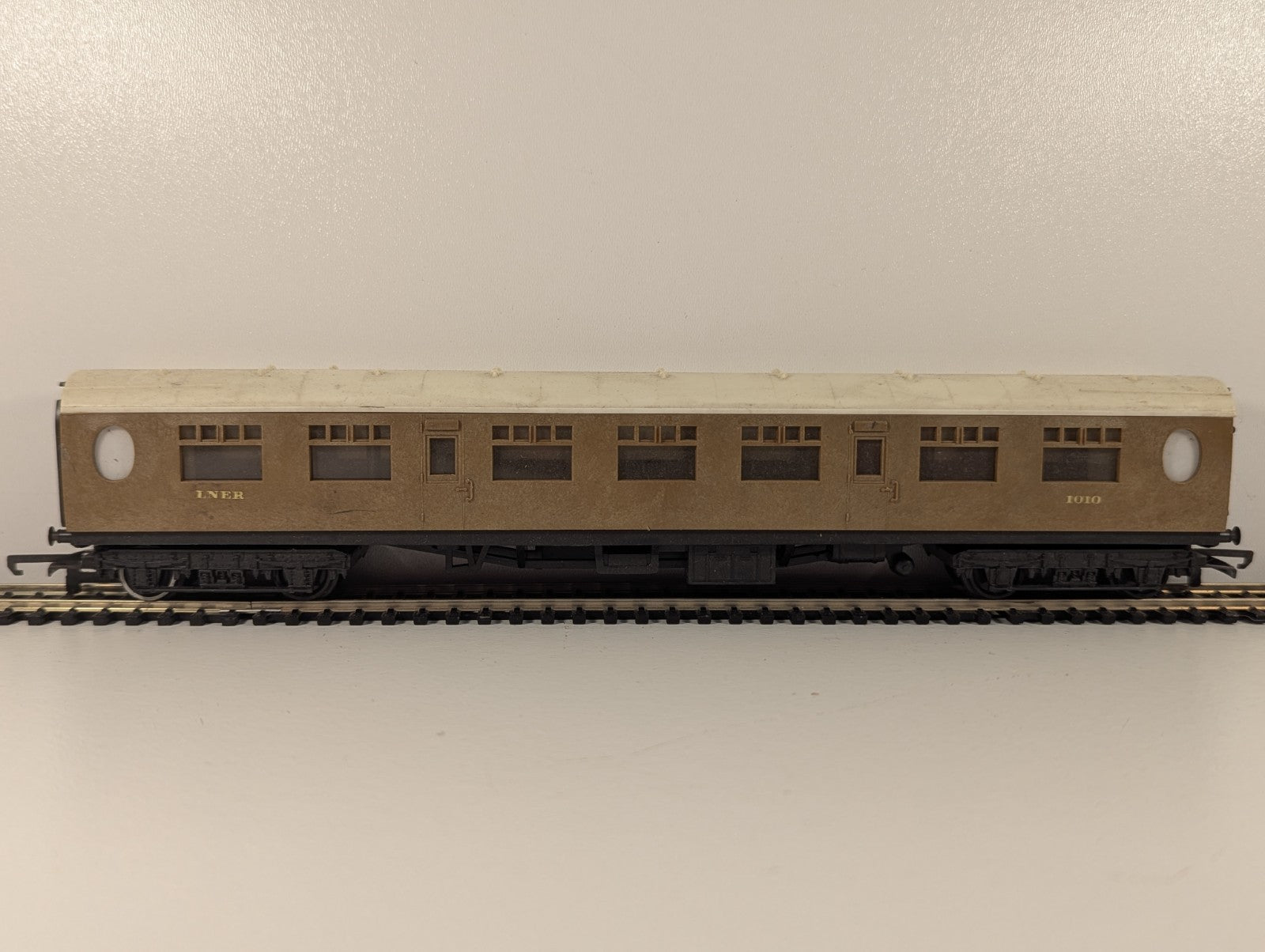 Tri-ang OO Gauge LNER Teak Composite Third Coach