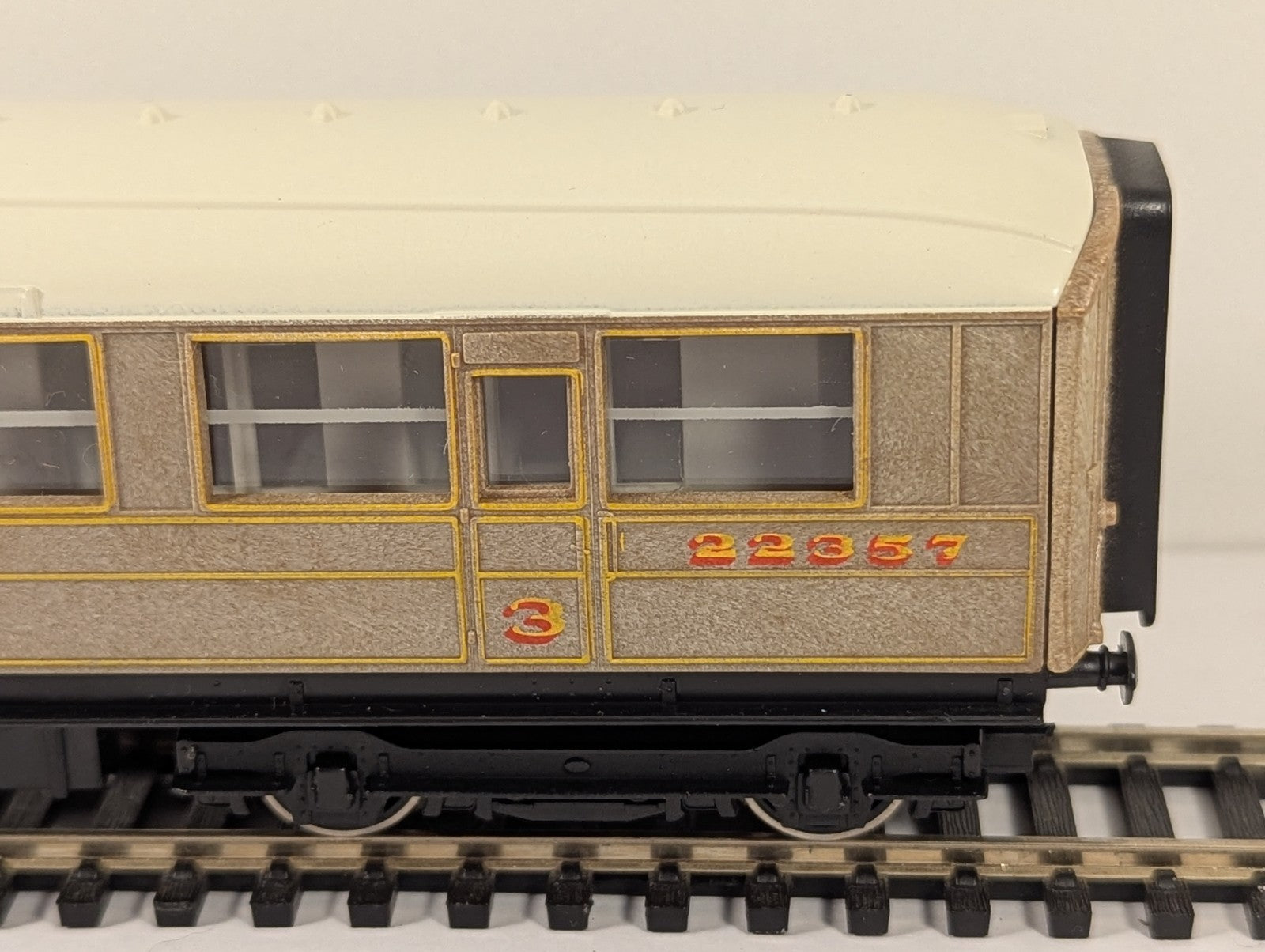 Hornby OO Gauge LNER Teak Composite Coach - missing front coupling