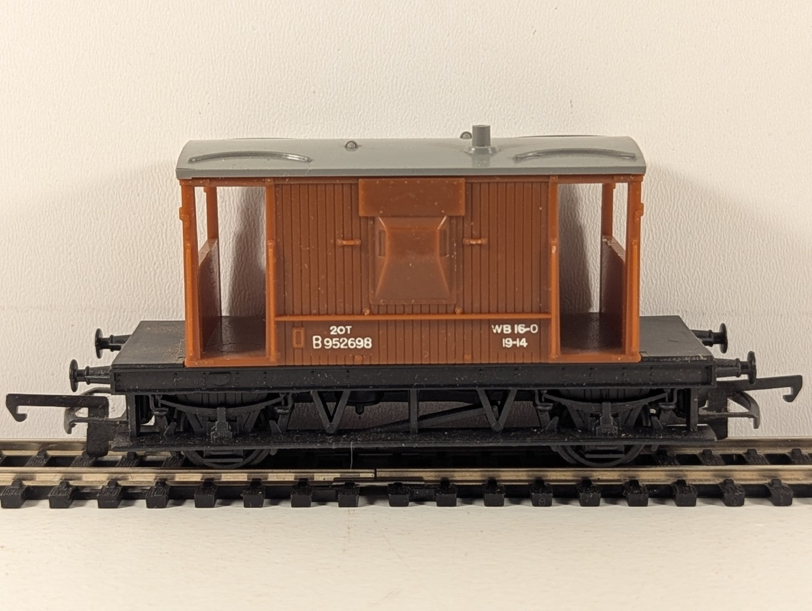 Tri-ang Hornby R636 OO Gauge BR Brake Van - Boxed but box is damaged