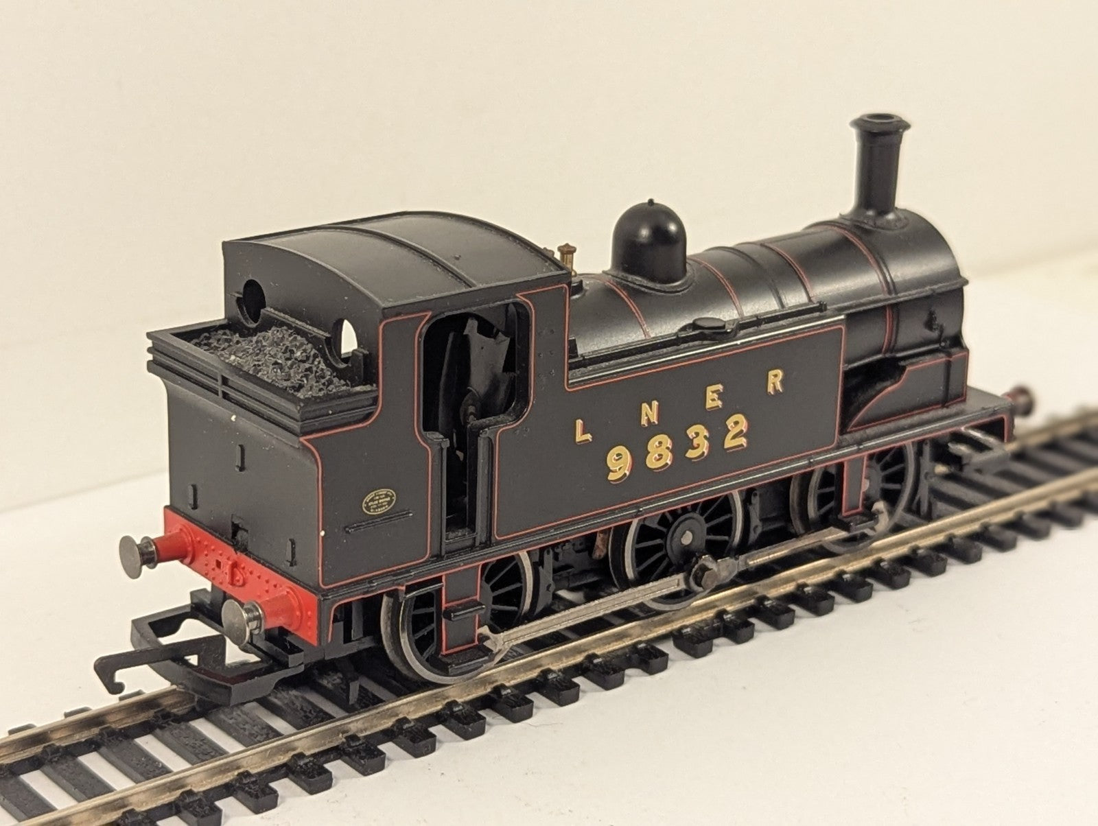 Hornby R2325 LNER Class J83 0-6-0T No.9832 OO Gauge - Boxed - Needs Attention