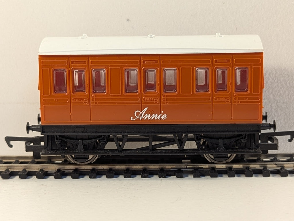Hornby R110 Thomas & Friends Annie Coach